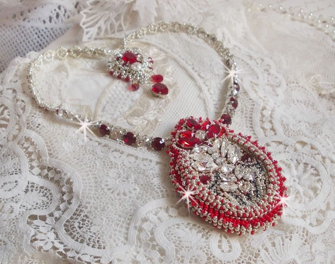 Drigon Red halskjede brodert med røde Swarovski-krystaller, sølv seed perler, rhinestones, 925/1000 sølv låser og kjeder