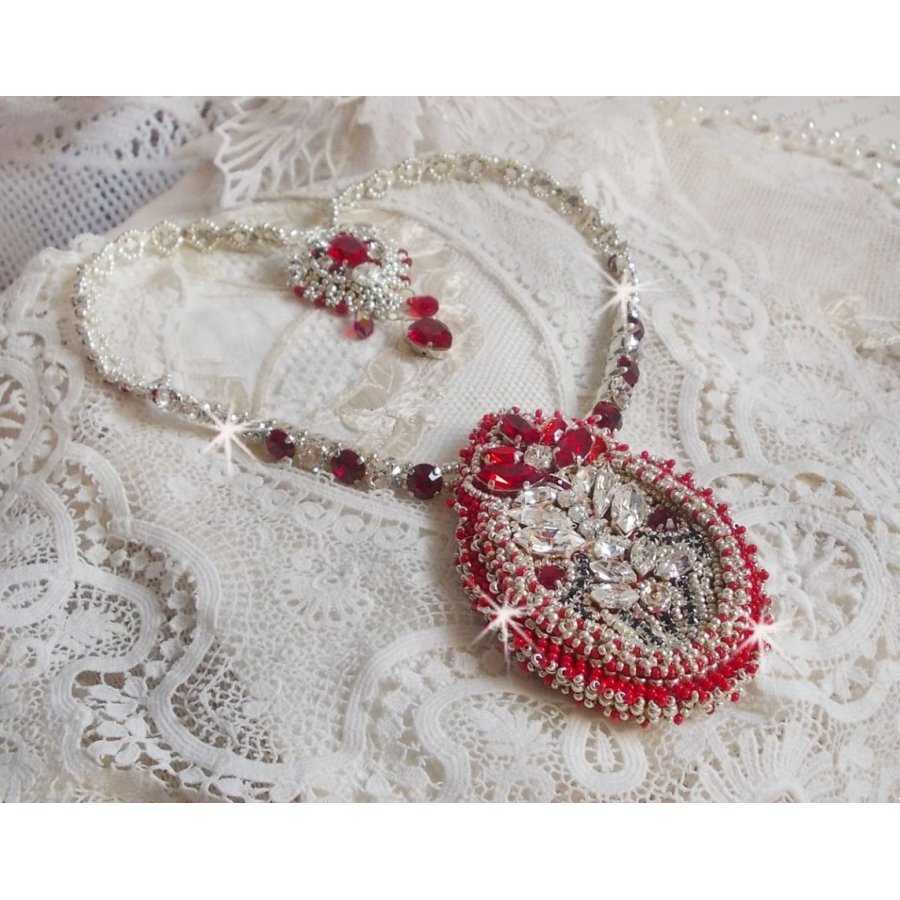 Drigon Red halskjede brodert med røde Swarovski-krystaller, sølv seed perler, rhinestones, 925/1000 sølv låser og kjeder