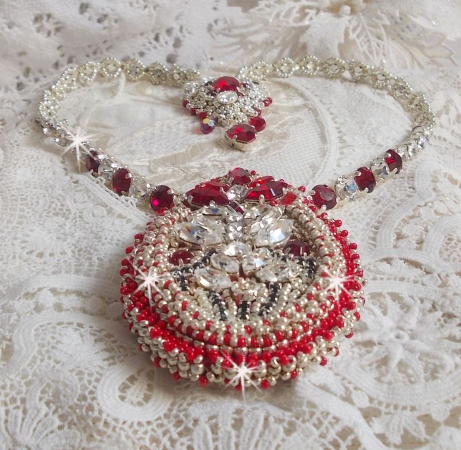 Drigon Red halskjede brodert med røde Swarovski-krystaller, sølv seed perler, rhinestones, 925/1000 sølv låser og kjeder