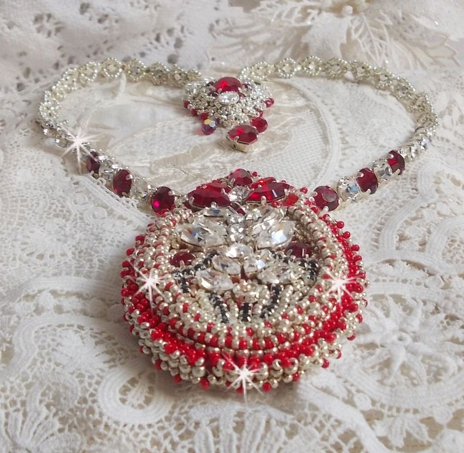 Drigon Red halskjede brodert med røde Swarovski-krystaller, sølv seed perler, rhinestones, 925/1000 sølv låser og kjeder