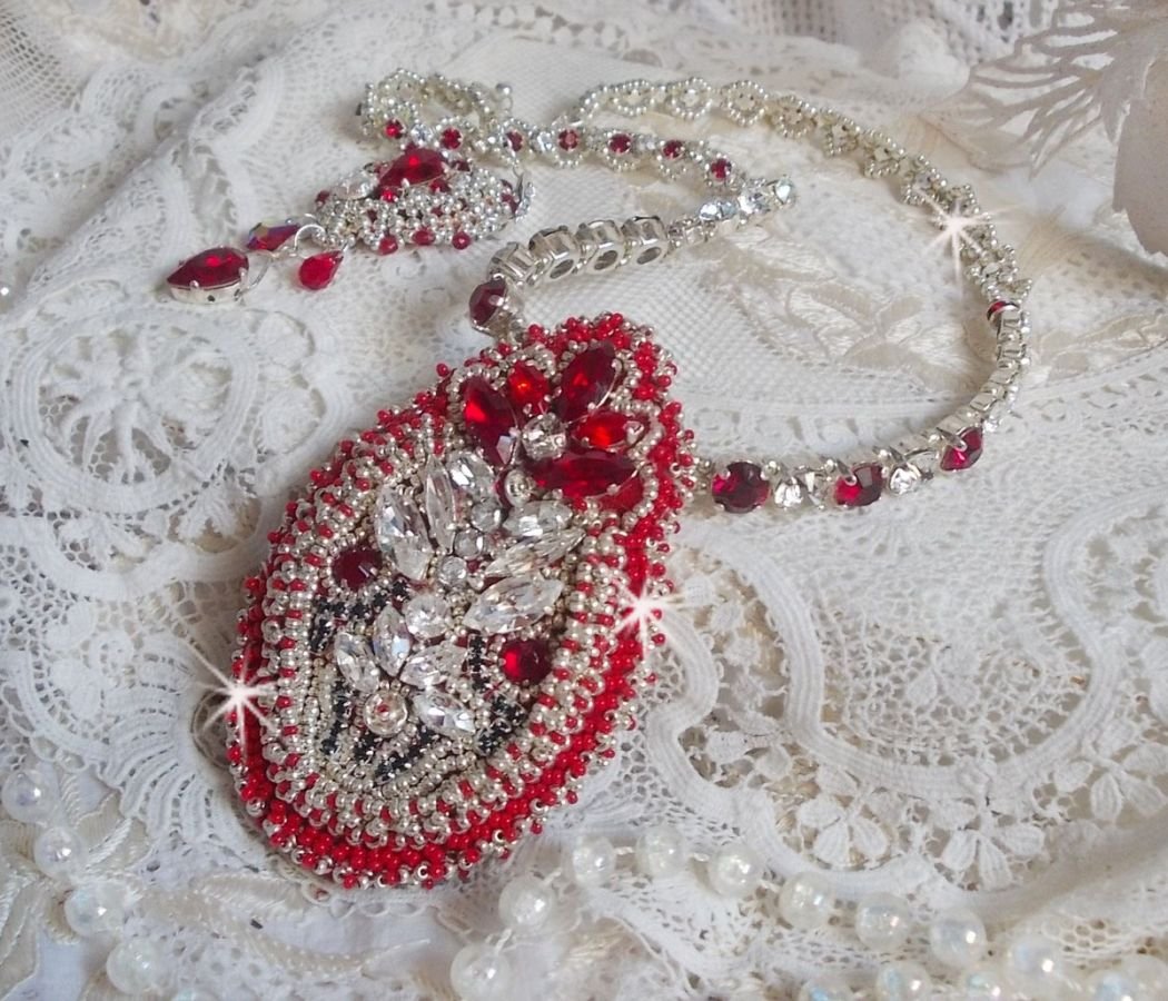 Drigon Red halskjede brodert med røde Swarovski-krystaller, sølv seed perler, rhinestones, 925/1000 sølv låser og kjeder