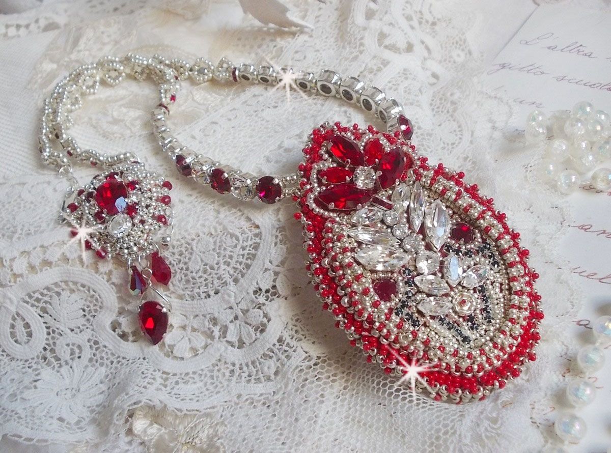 Drigon Red halskjede brodert med røde Swarovski-krystaller, sølv seed perler, rhinestones, 925/1000 sølv låser og kjeder