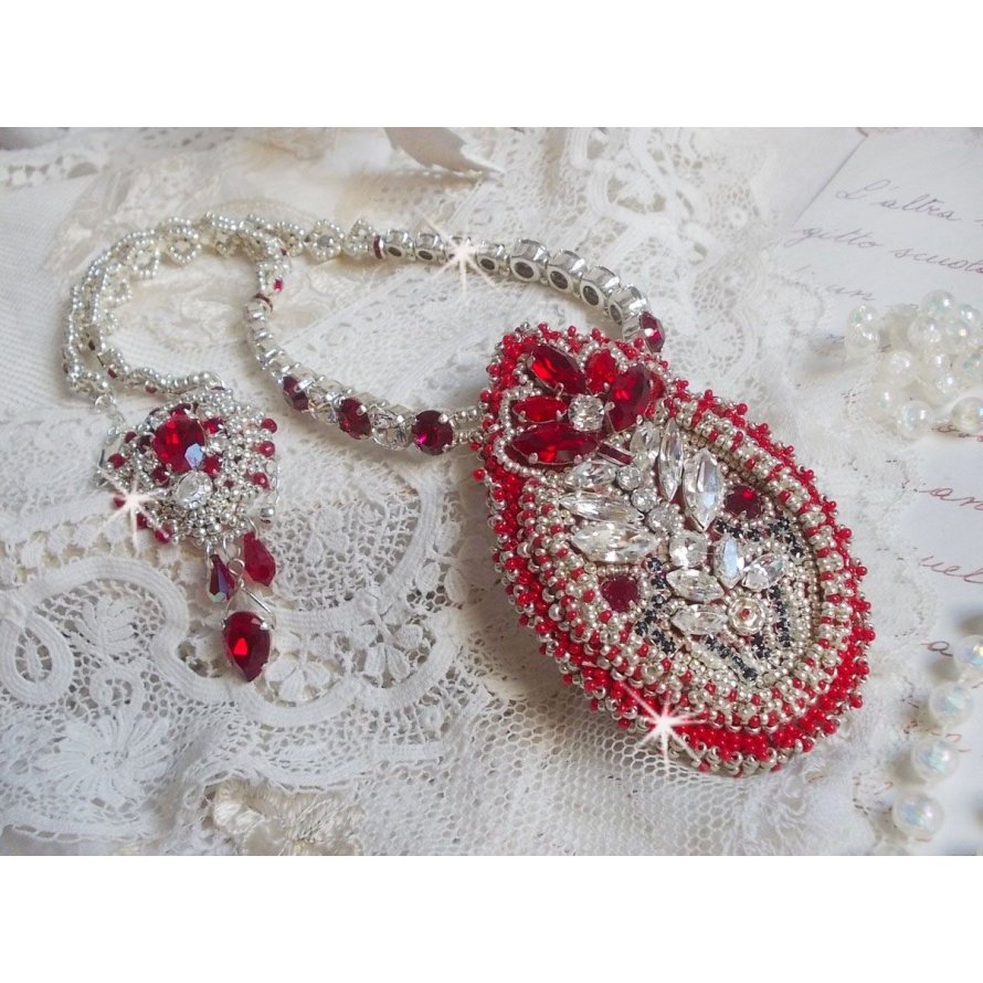 Drigon Red halskjede brodert med røde Swarovski-krystaller, sølv seed perler, rhinestones, 925/1000 sølv låser og kjeder