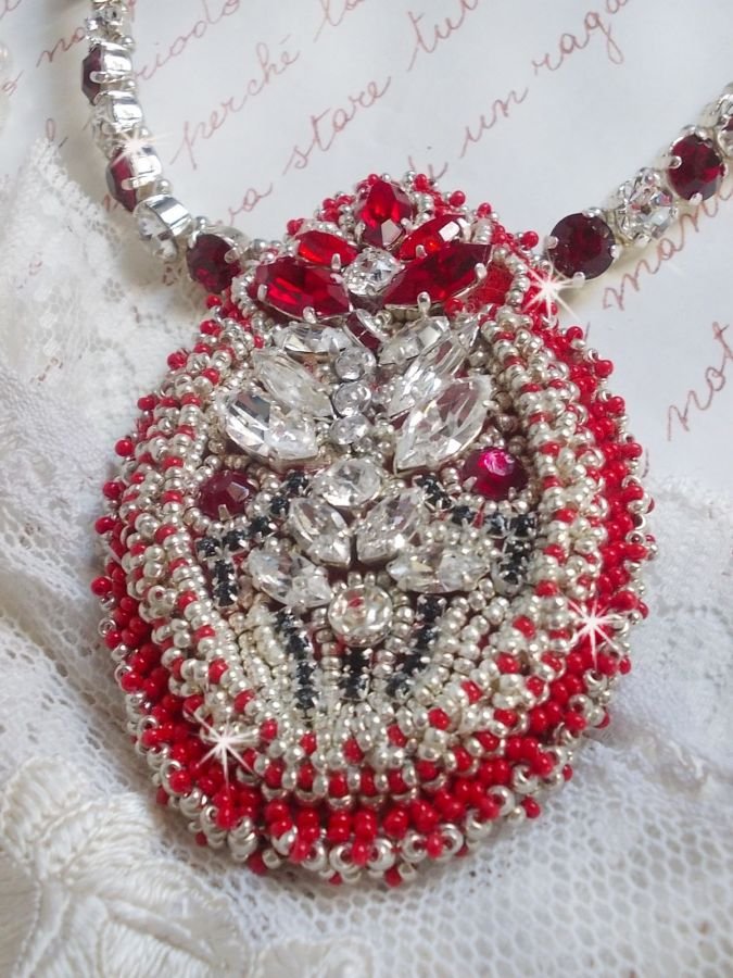 Drigon Red halskjede brodert med røde Swarovski-krystaller, sølv seed perler, rhinestones, 925/1000 sølv låser og kjeder