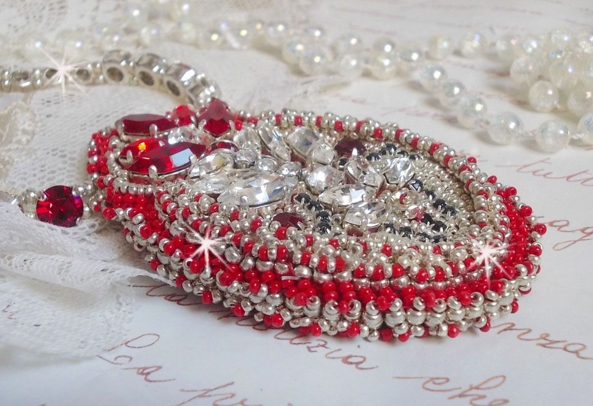 Drigon Red halskjede brodert med røde Swarovski-krystaller, sølv seed perler, rhinestones, 925/1000 sølv låser og kjeder