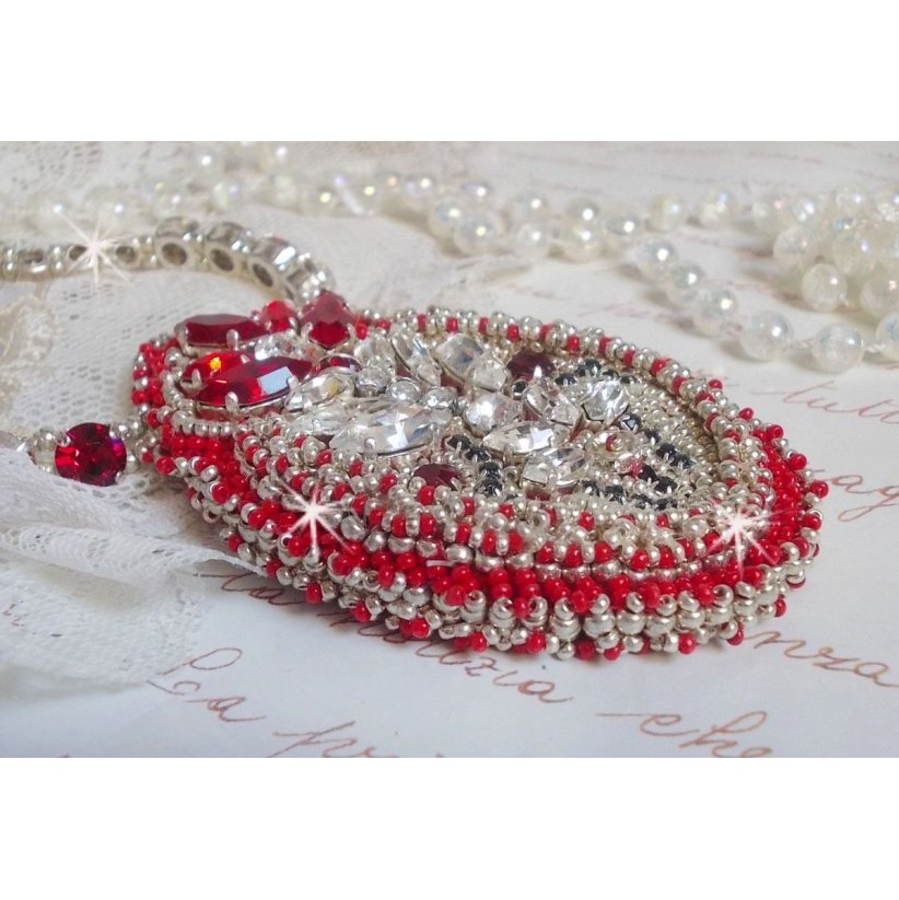 Drigon Red halskjede brodert med røde Swarovski-krystaller, sølv seed perler, rhinestones, 925/1000 sølv låser og kjeder