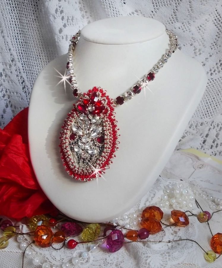 Drigon Red halskjede brodert med røde Swarovski-krystaller, sølv seed perler, rhinestones, 925/1000 sølv låser og kjeder