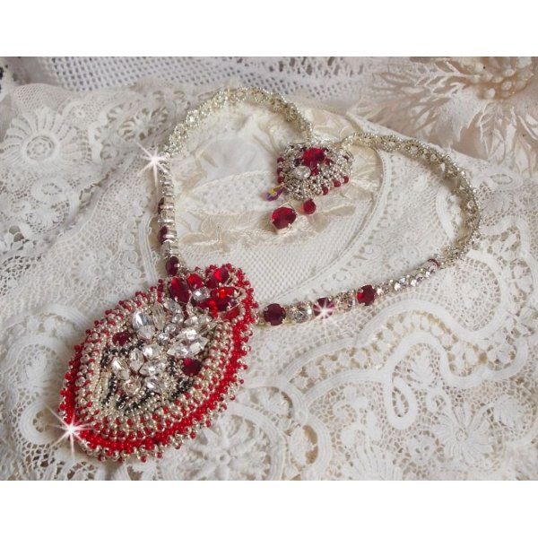 Drigon Red halskjede brodert med r&oslash;de Swarovski-krystaller, s&oslash;lv seed perler, rhinestones, 925/1000 s&oslash;lv l&aring;ser og kjeder
