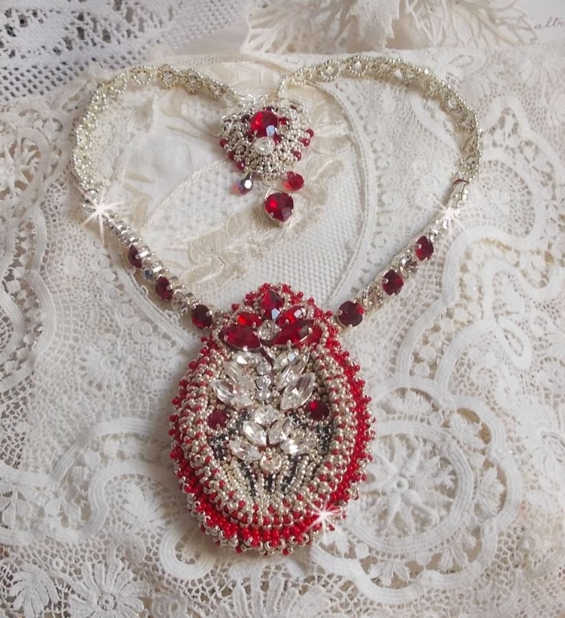Drigon Red halskjede brodert med røde Swarovski-krystaller, sølv seed perler, rhinestones, 925/1000 sølv låser og kjeder