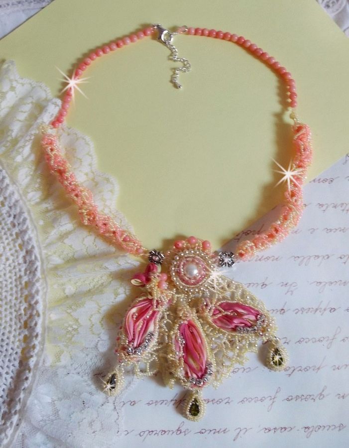 Les Délices de l'Eté halskjede brodert med et gult og rosa silkebånd, frøperler og Swarovski-krystaller