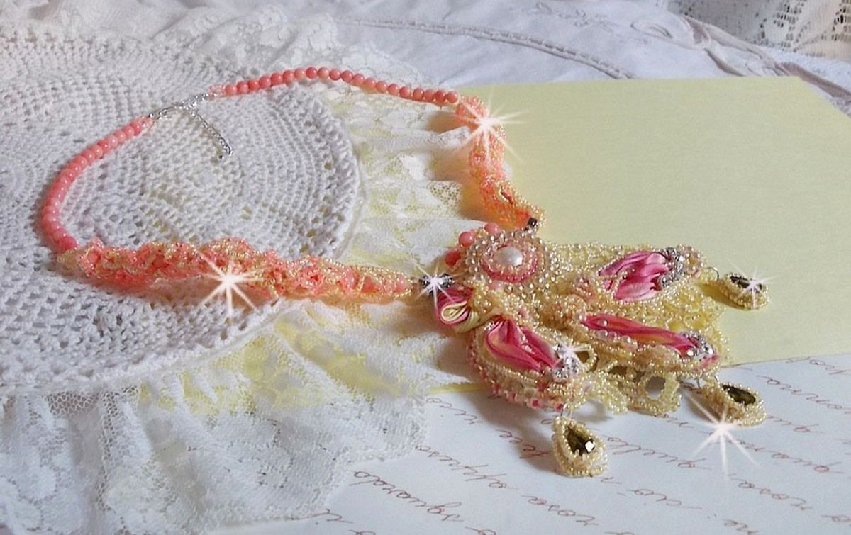Les Délices de l'Eté halskjede brodert med et gult og rosa silkebånd, frøperler og Swarovski-krystaller