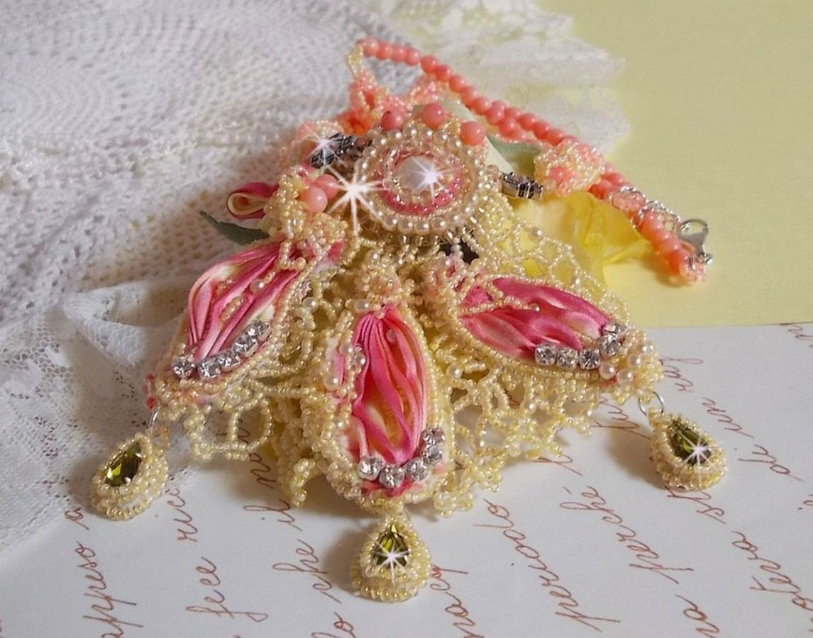 Les Délices de l'Eté halskjede brodert med et gult og rosa silkebånd, frøperler og Swarovski-krystaller