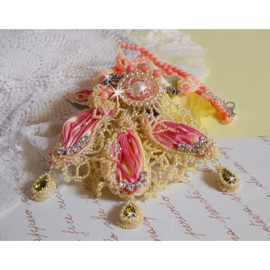 Les Délices de l'Eté halskjede brodert med et gult og rosa silkebånd, frøperler og Swarovski-krystaller