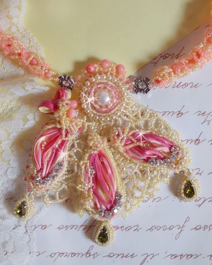 Les Délices de l'Eté halskjede brodert med et gult og rosa silkebånd, frøperler og Swarovski-krystaller