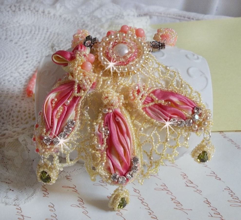 Les Délices de l'Eté halskjede brodert med et gult og rosa silkebånd, frøperler og Swarovski-krystaller