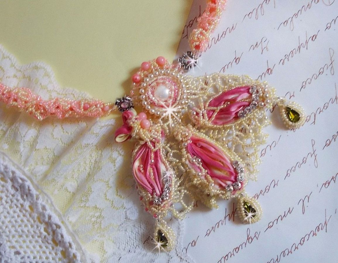 Les Délices de l'Eté halskjede brodert med et gult og rosa silkebånd, frøperler og Swarovski-krystaller