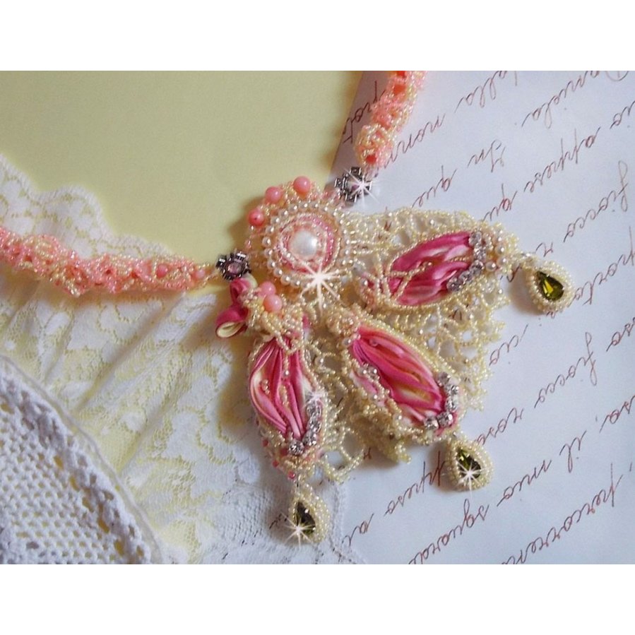 Les Délices de l'Eté halskjede brodert med et gult og rosa silkebånd, frøperler og Swarovski-krystaller