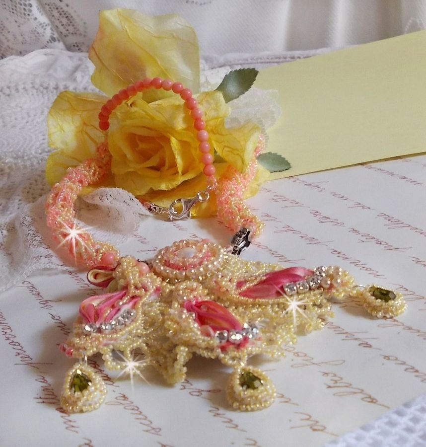 Les Délices de l'Eté halskjede brodert med et gult og rosa silkebånd, frøperler og Swarovski-krystaller