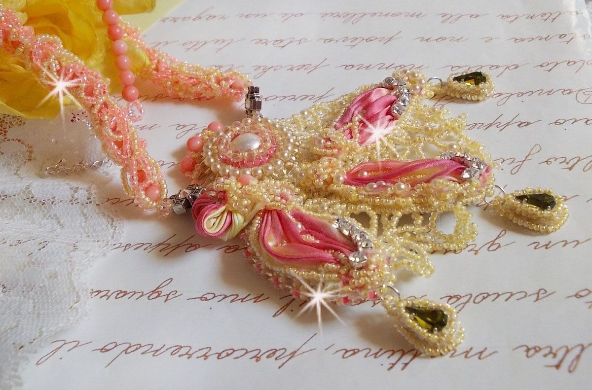 Les Délices de l'Eté halskjede brodert med et gult og rosa silkebånd, frøperler og Swarovski-krystaller