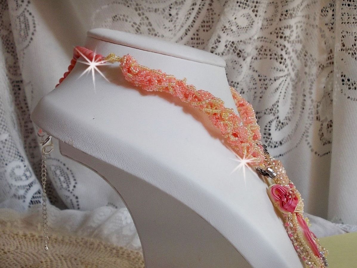 Les Délices de l'Eté halskjede brodert med et gult og rosa silkebånd, frøperler og Swarovski-krystaller