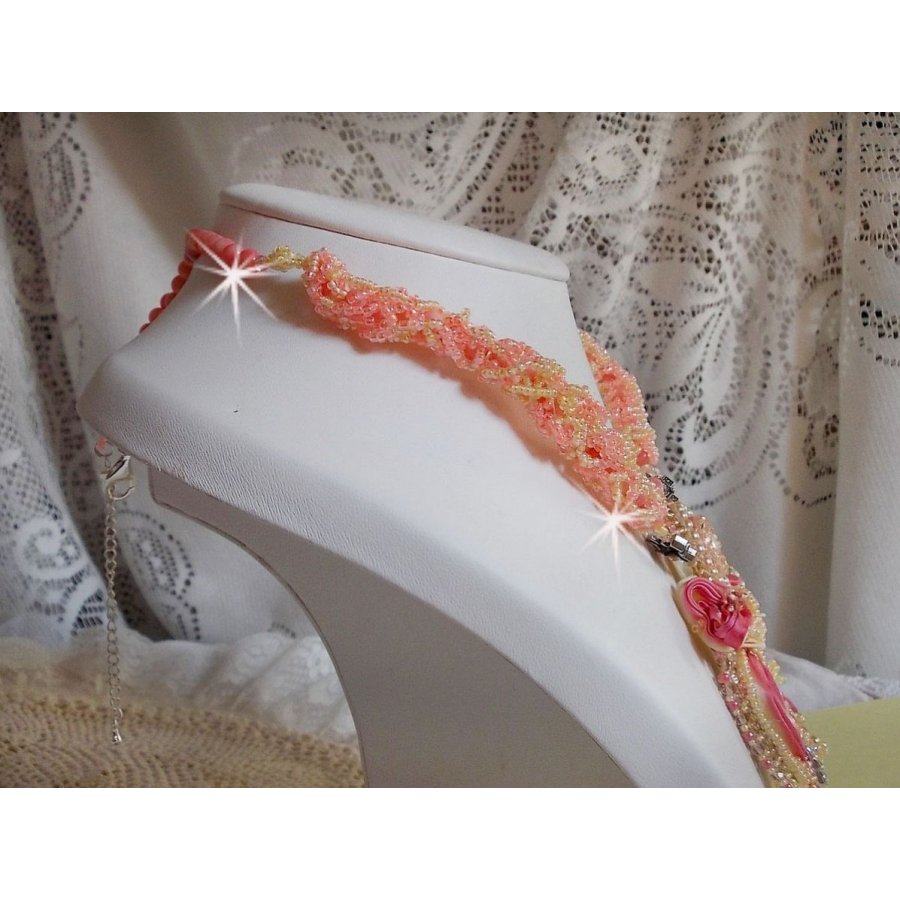Les Délices de l'Eté halskjede brodert med et gult og rosa silkebånd, frøperler og Swarovski-krystaller