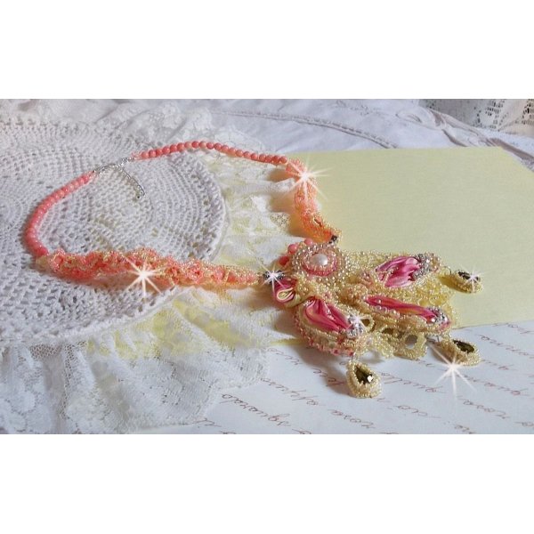 Les Délices de l'Eté halskjede brodert med et gult og rosa silkebånd, frøperler og Swarovski-krystaller