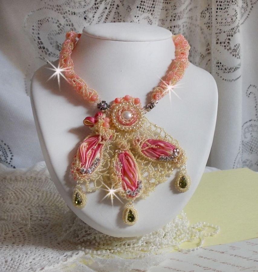 Les Délices de l'Eté halskjede brodert med et gult og rosa silkebånd, frøperler og Swarovski-krystaller