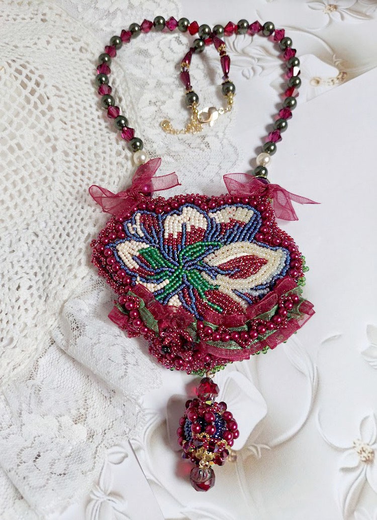 Halskjede Enchantement d'Automne brodert med Bordeaux perler, blonder, forskjellige perler og frøperler