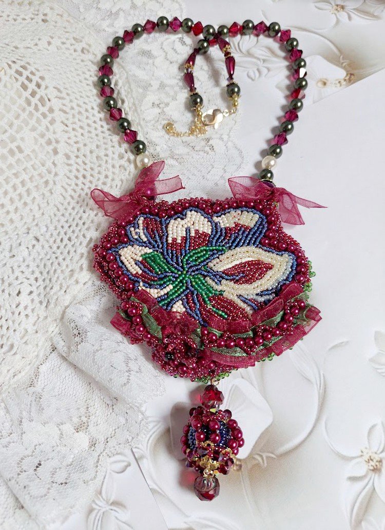 Halskjede Enchantement d'Automne brodert med Bordeaux perler, blonder, forskjellige perler og frøperler