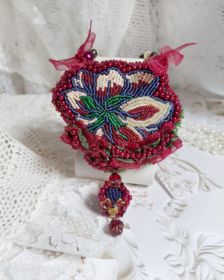 Halskjede Enchantement d'Automne brodert med Bordeaux perler, blonder, forskjellige perler og frøperler