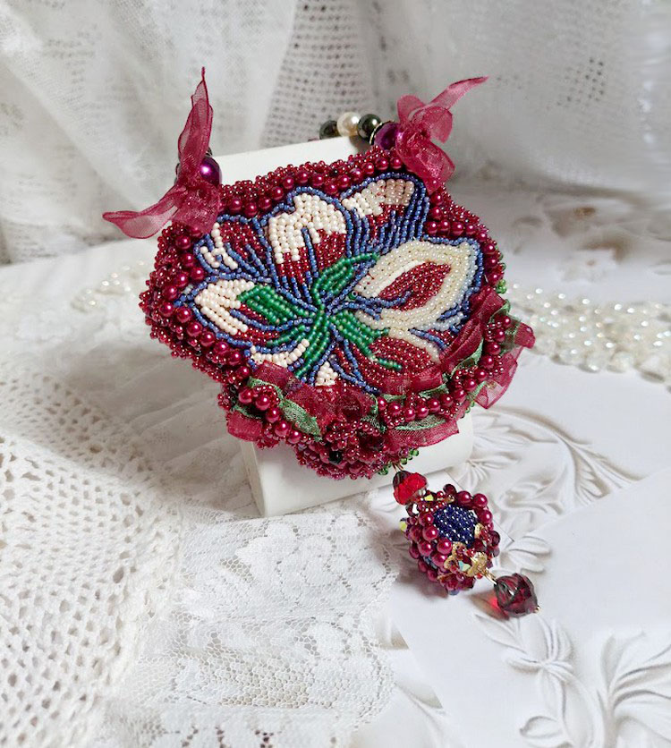 Halskjede Enchantement d'Automne brodert med Bordeaux perler, blonder, forskjellige perler og frøperler