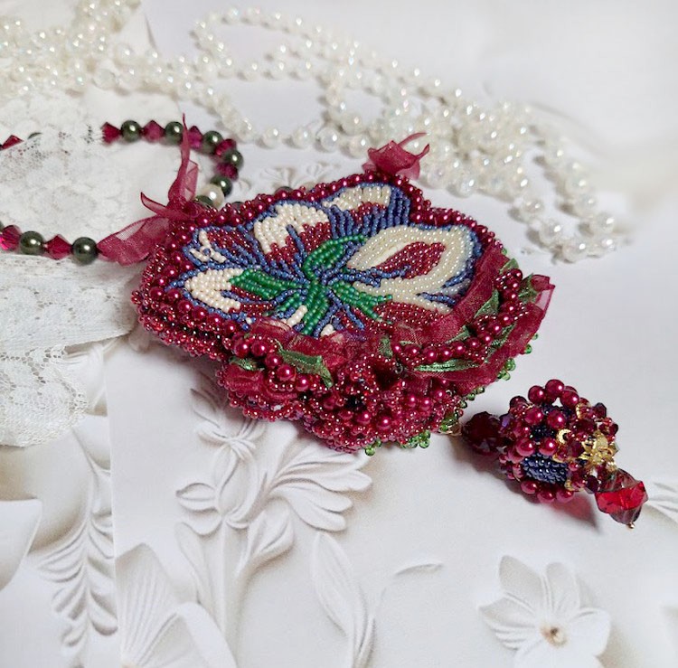 Halskjede Enchantement d'Automne brodert med Bordeaux perler, blonder, forskjellige perler og frøperler