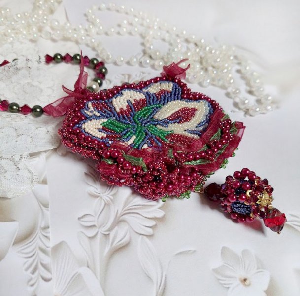 Halskjede Enchantement d'Automne brodert med Bordeaux perler, blonder, forskjellige perler og frøperler