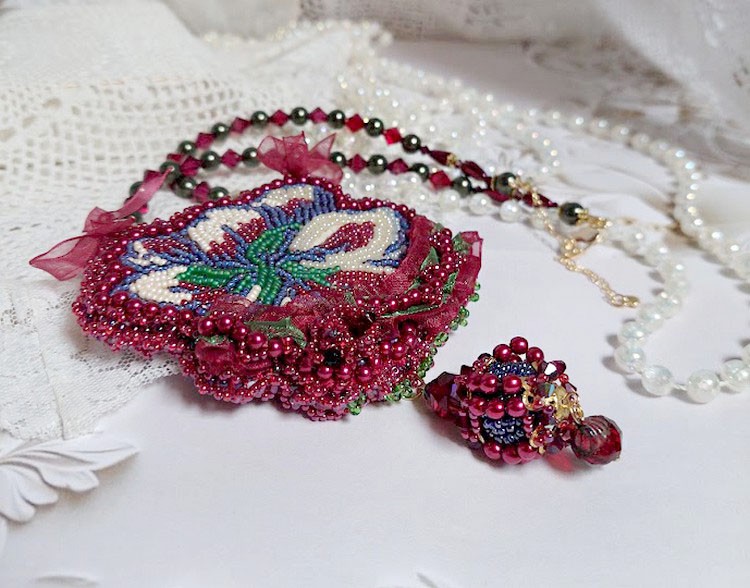 Halskjede Enchantement d'Automne brodert med Bordeaux perler, blonder, forskjellige perler og frøperler