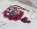 Halskjede Enchantement d'Automne brodert med Bordeaux perler, blonder, forskjellige perler og frøperler