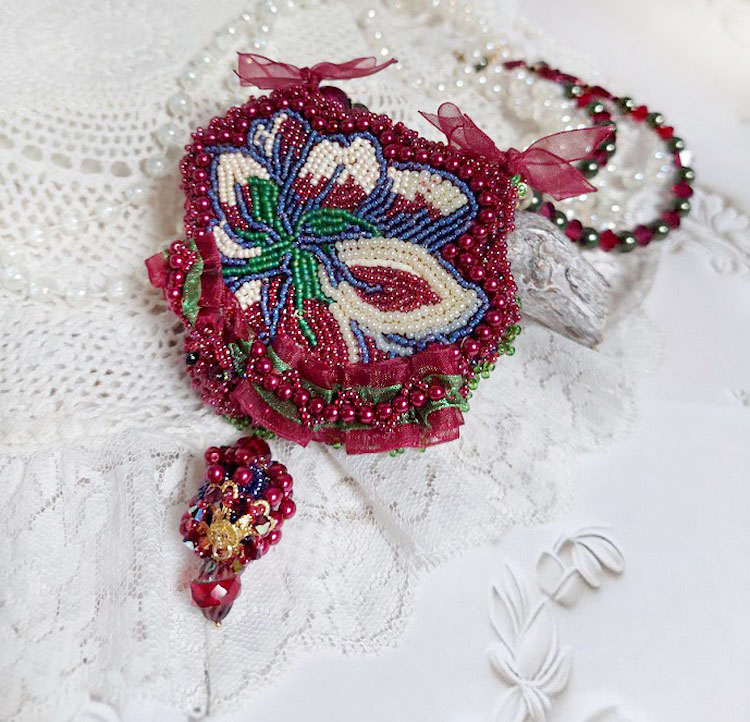 Halskjede Enchantement d'Automne brodert med Bordeaux perler, blonder, forskjellige perler og frøperler
