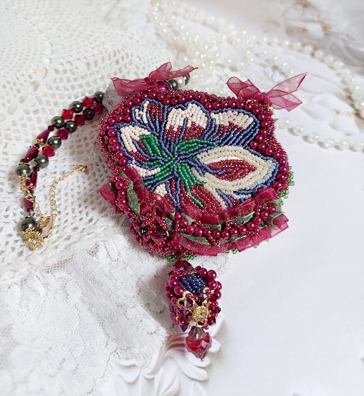 Halskjede Enchantement d'Automne brodert med Bordeaux perler, blonder, forskjellige perler og frøperler