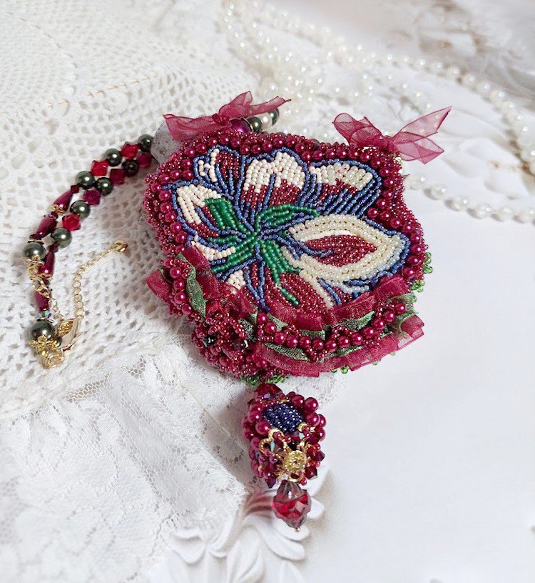 Halskjede Enchantement d'Automne brodert med Bordeaux perler, blonder, forskjellige perler og frøperler
