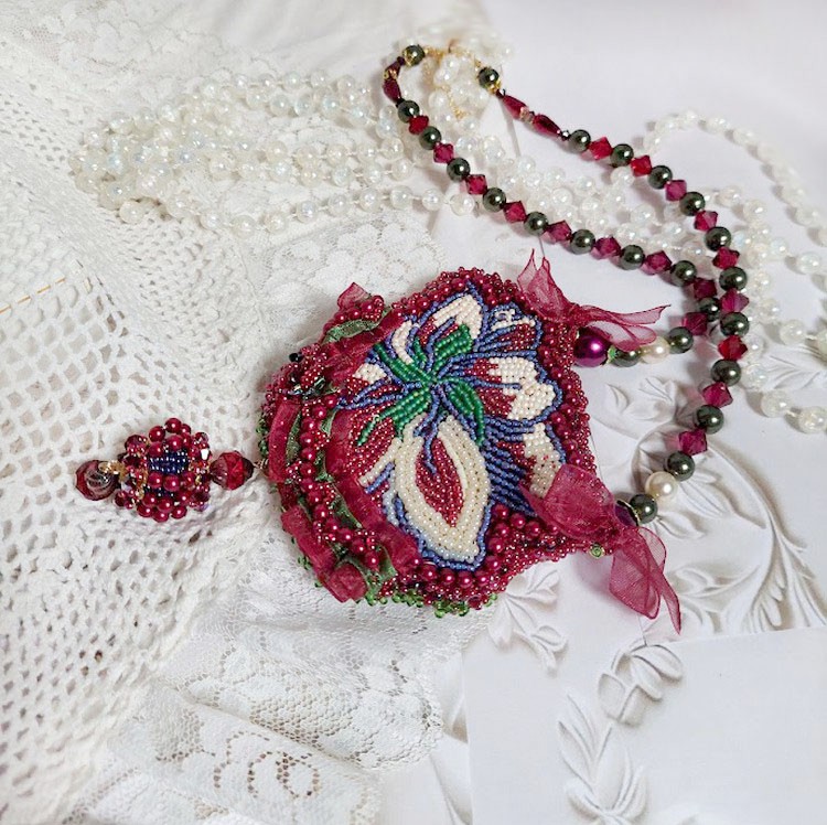 Halskjede Enchantement d'Automne brodert med Bordeaux perler, blonder, forskjellige perler og frøperler