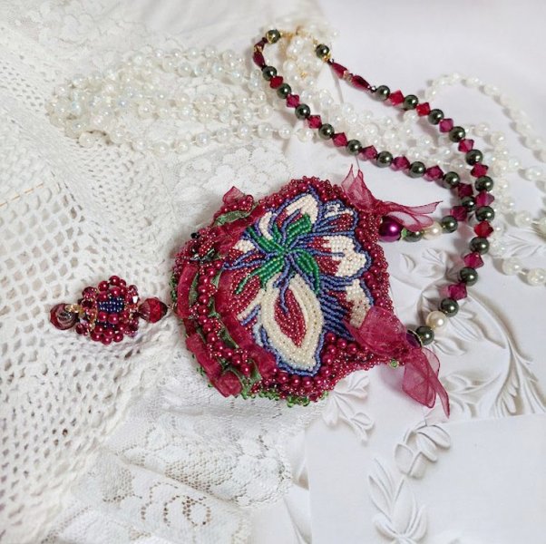 Halskjede Enchantement d'Automne brodert med Bordeaux perler, blonder, forskjellige perler og frøperler