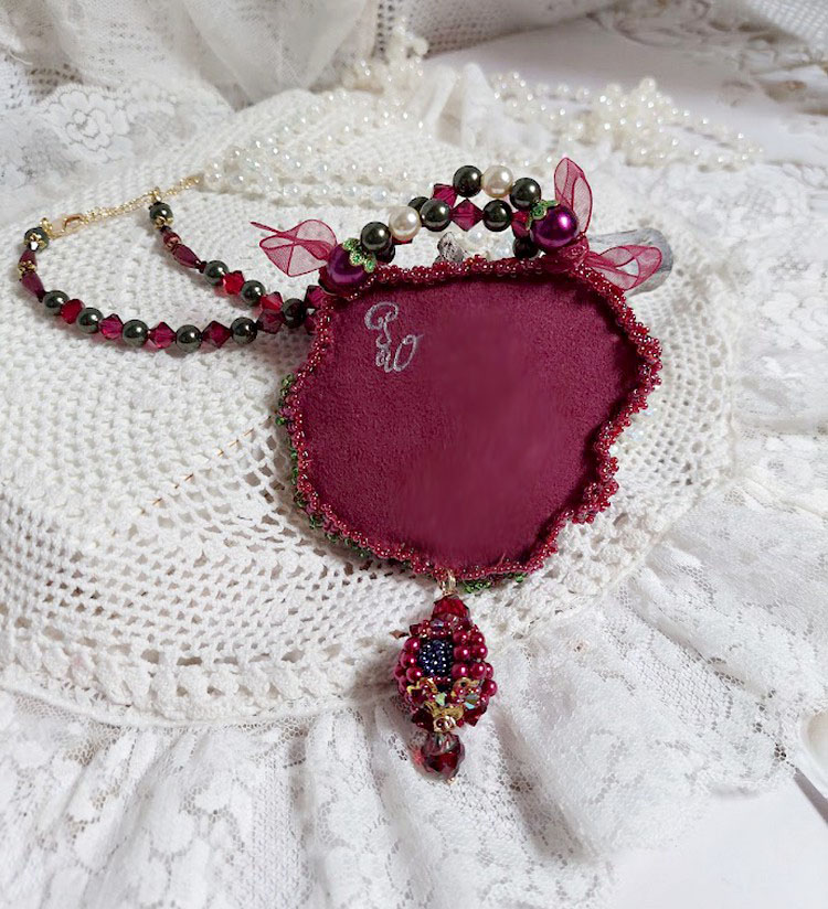 Halskjede Enchantement d'Automne brodert med Bordeaux perler, blonder, forskjellige perler og frøperler