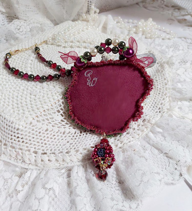 Halskjede Enchantement d'Automne brodert med Bordeaux perler, blonder, forskjellige perler og frøperler