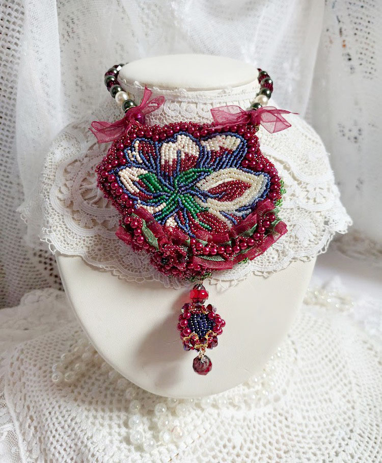Halskjede Enchantement d'Automne brodert med Bordeaux perler, blonder, forskjellige perler og frøperler