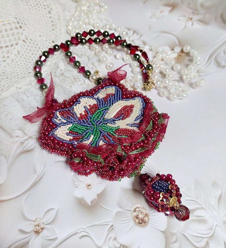 Halskjede Enchantement d'Automne brodert med Bordeaux perler, blonder, forskjellige perler og frøperler