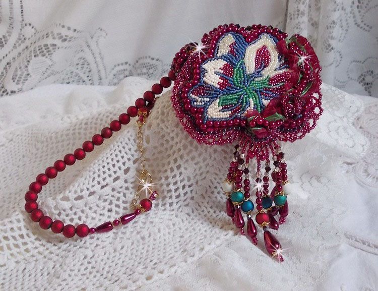 Halskjede Enchantement d'Automne brodert med Bordeaux perler, blonder, forskjellige perler og frøperler