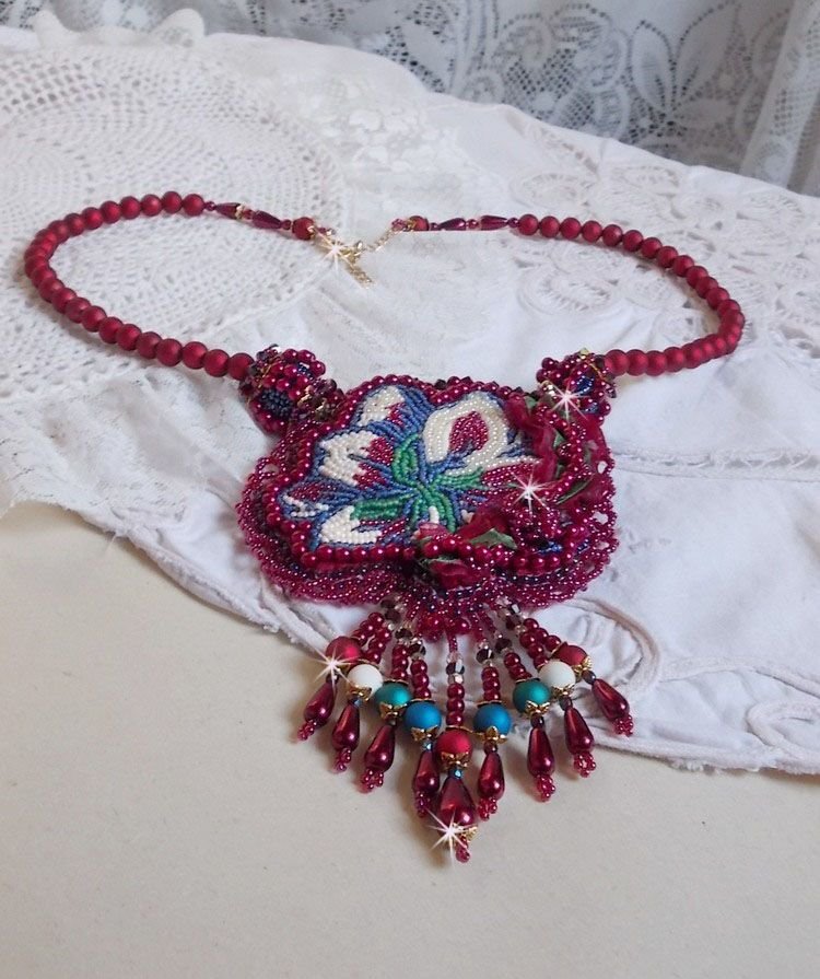 Halskjede Enchantement d'Automne brodert med Bordeaux perler, blonder, forskjellige perler og frøperler