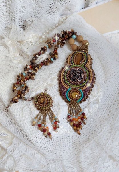 Fauve anheng halskjede brodert med flere tiger&oslash;yne, Haute-Couture-stil