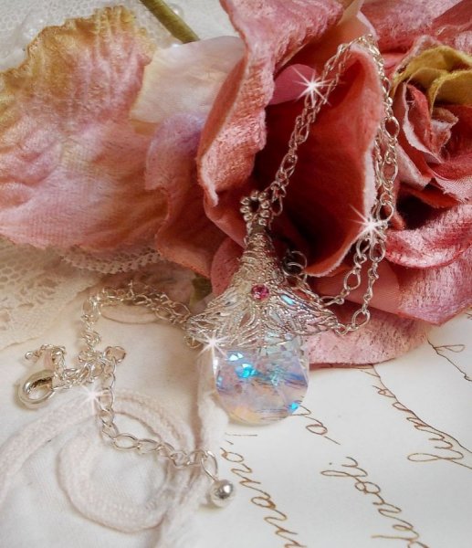 S&oslash;lvblomsterhalskjede med et vakkert Swarovskikrystallanheng, en s&oslash;lv hjerteformet innsats med kjede, ringer, l&aring;s og forlengelseskjede i s&oslash;lv 925/1000