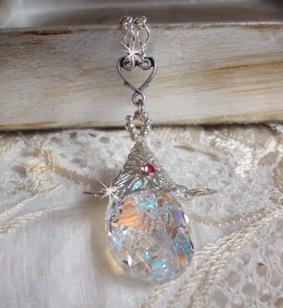 S&oslash;lvblomsterhalskjede med et vakkert Swarovskikrystallanheng, en s&oslash;lv hjerteformet innsats med kjede, ringer, l&aring;s og forlengelseskjede i s&oslash;lv 925/1000