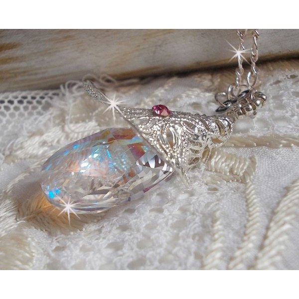 S&oslash;lvblomsterhalskjede med et vakkert Swarovskikrystallanheng, en s&oslash;lv hjerteformet innsats med kjede, ringer, l&aring;s og forlengelseskjede i s&oslash;lv 925/1000